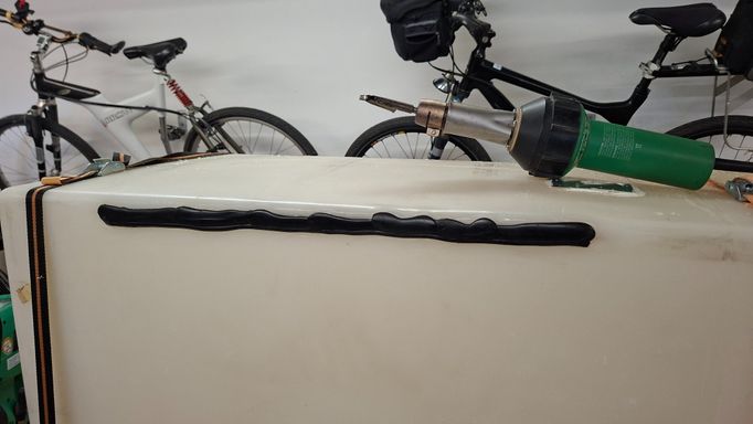abschließende Auftragsschweißnaht am PE Wassertank des Wohnmobils