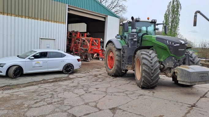 Kunststoffwerkstatt24.de im Profi Landtechnik Betrieb bei der PE Tankreparatur vor Ort