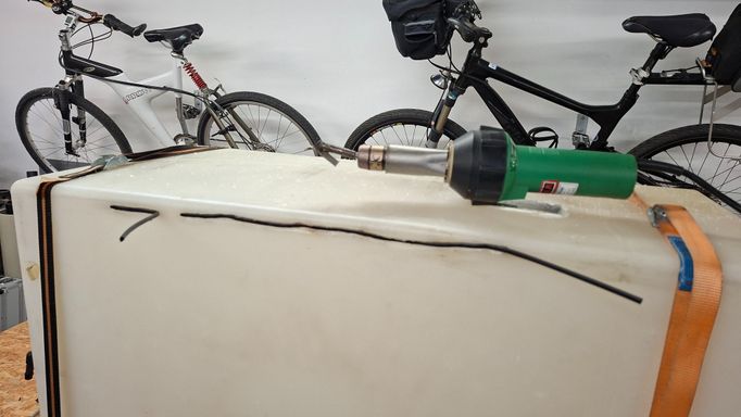 vorbereitendes Polyethylen Kunststoffschweißen an Rissen des Wohnmobil PE Wassertanks